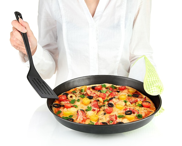 Gotujące dłonie nad patelnią